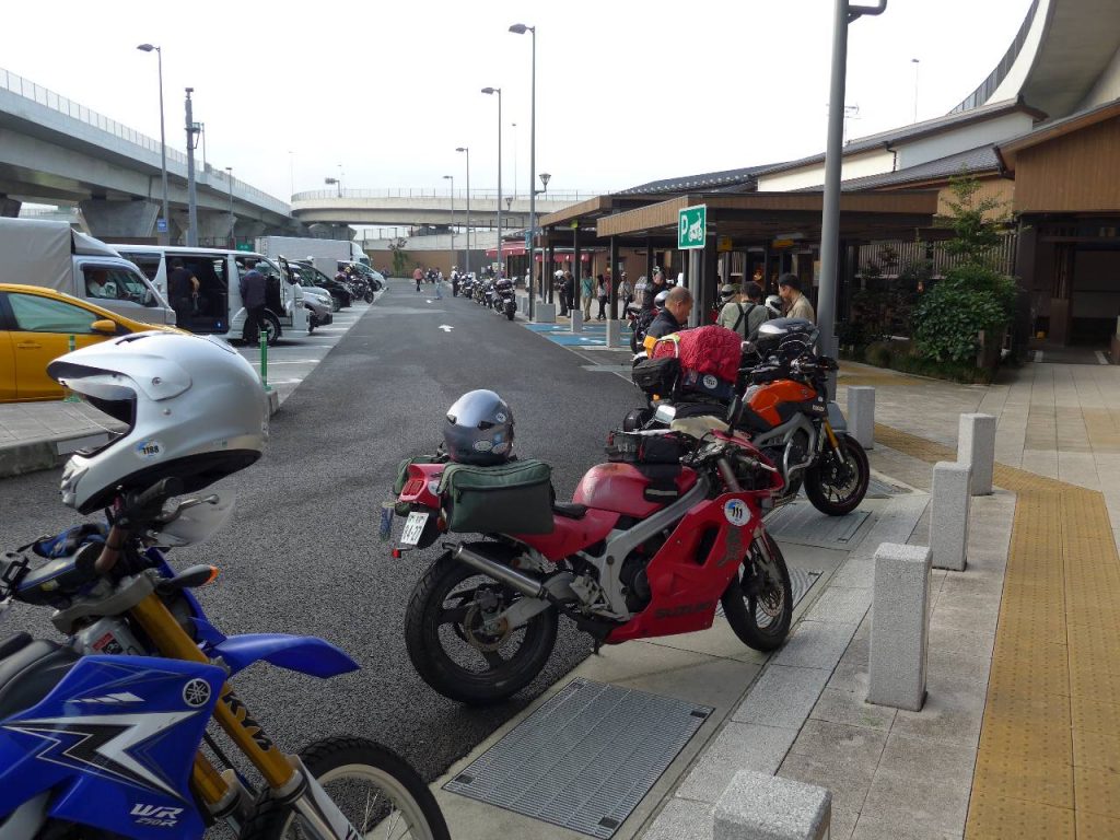 SSTR 参加車両でにぎわう早朝の厚木 P.A.