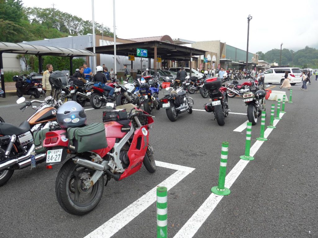 談合坂 S.A. も SSTR 参加車両がいっぱいいました