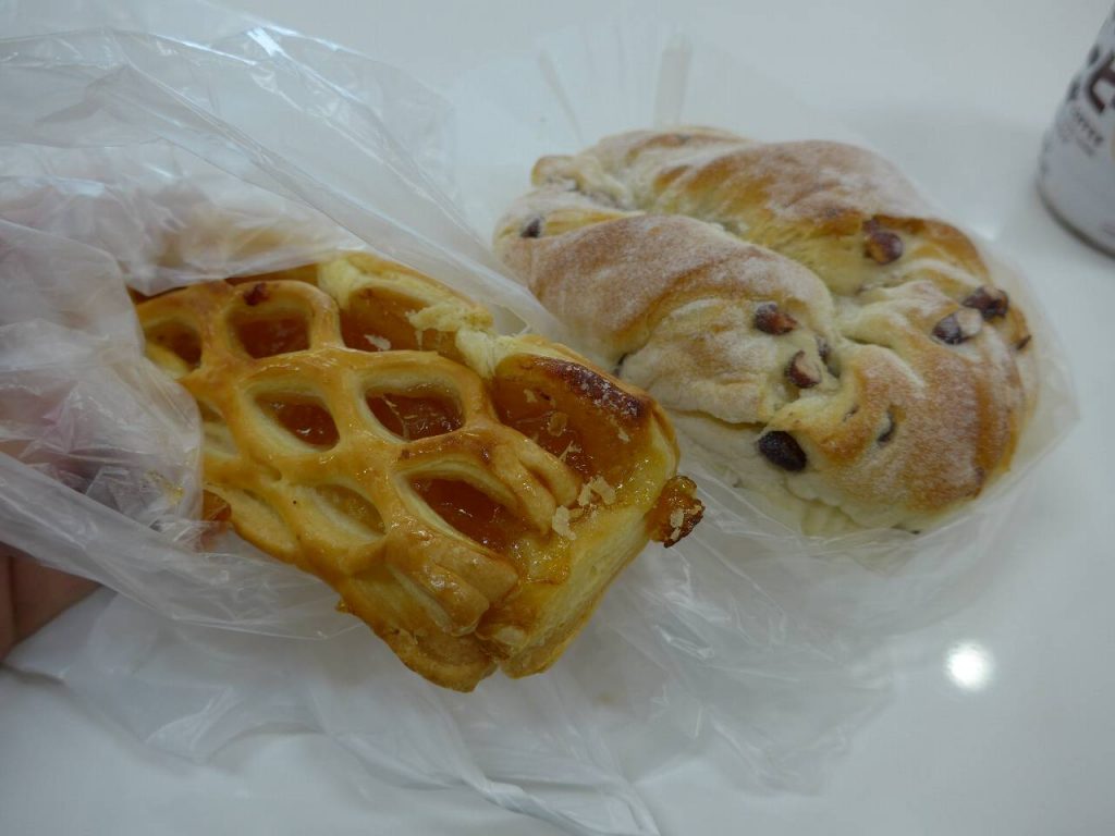 双葉 S.A. のベーカリーのパンで朝食