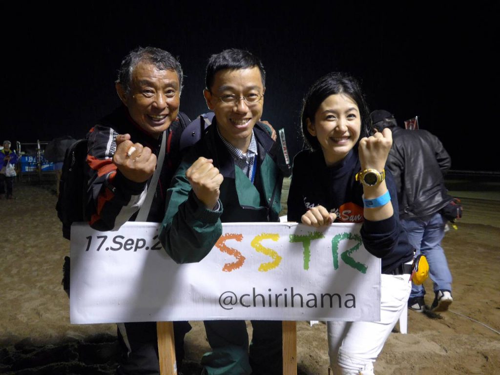鉄人・賀曽利隆さん、ゲストの多聞恵美さんと 3 ショット