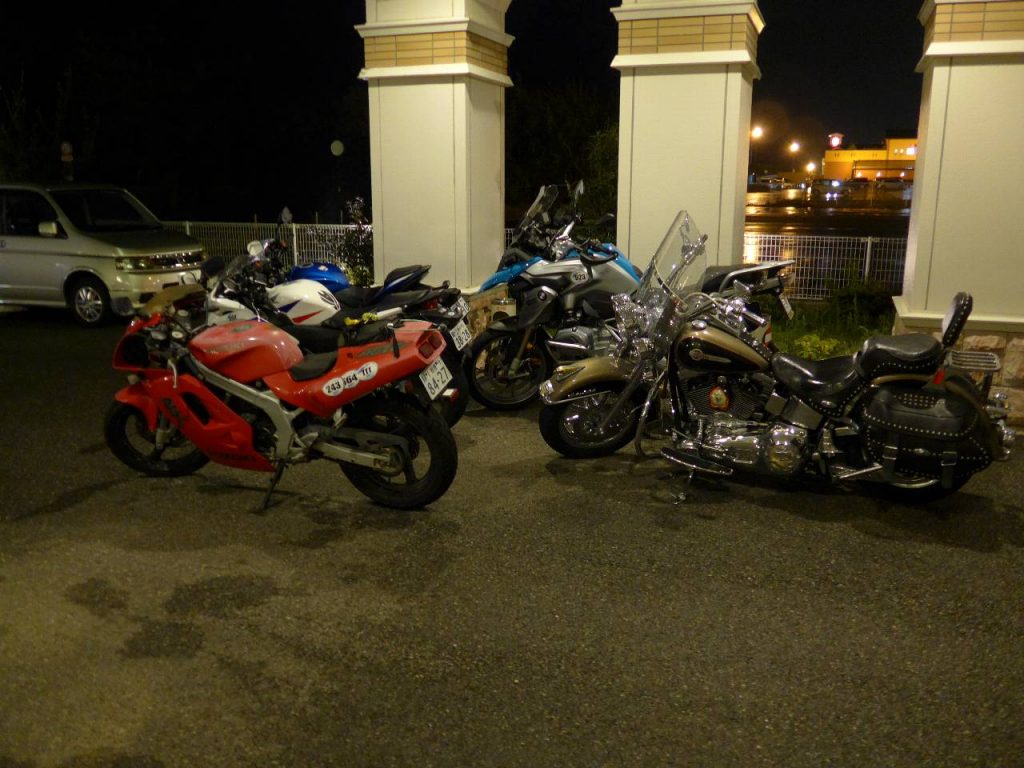 ファミリーロッジ旅籠屋・金沢内灘店の玄関先に駐車する SSTR 参加車両