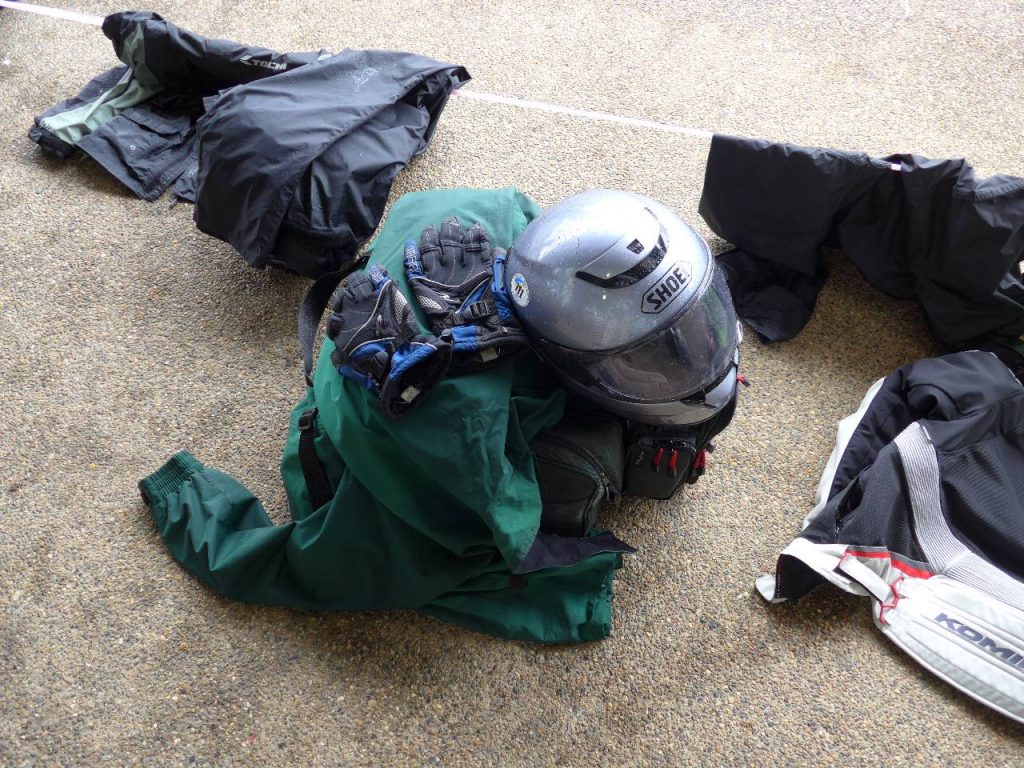 建物外周の軒の下で、荷物を干す