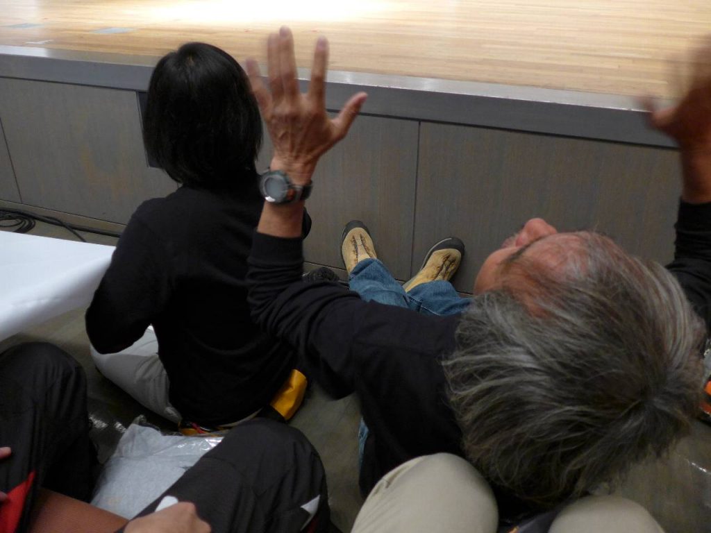 集合写真撮影の準備中。目の前に風間深志さんが!