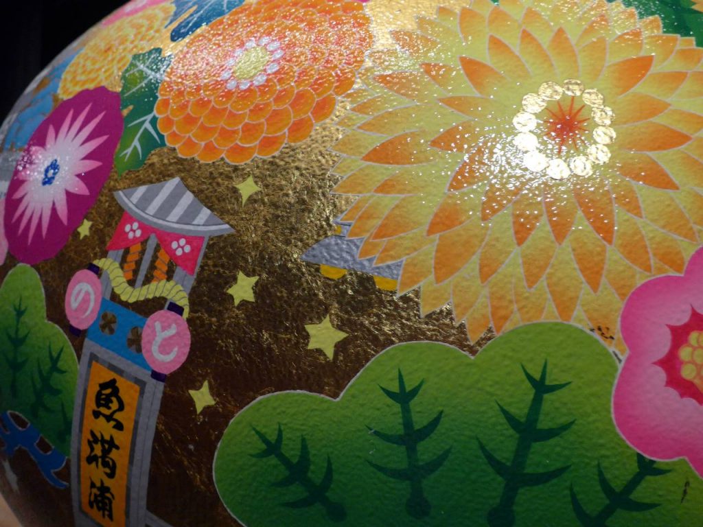 ひゃくまんさんの体に描かれた羽咋の名物・UFO