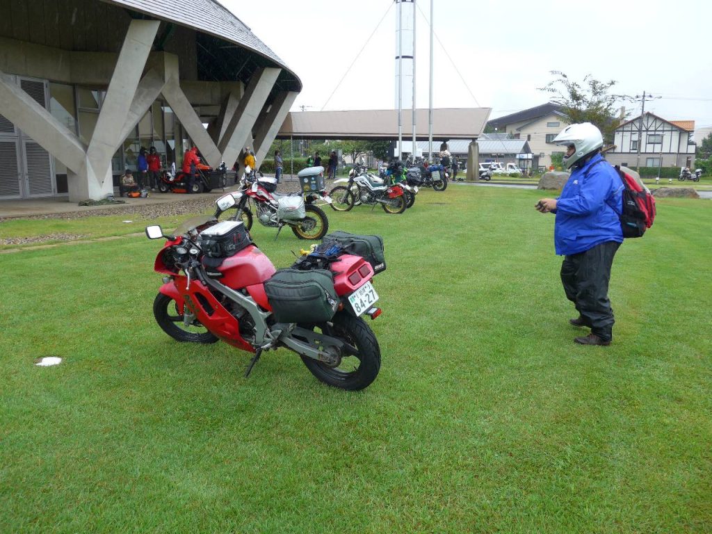 他の参加者の方が珍車 RG-200Γ の写真を撮ろうとしているところ