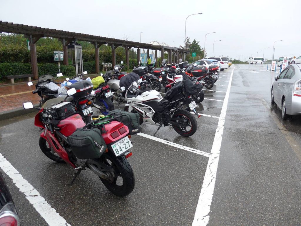 SSTR 参加車両がたくさん居た、のと里山海道高松 S.A.