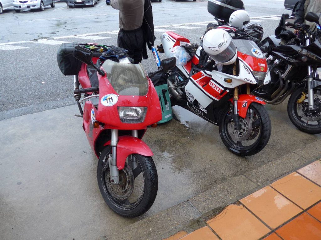 有磯海 S.A. で見かけた TZR-250。並べて写真を撮らせてもらいました