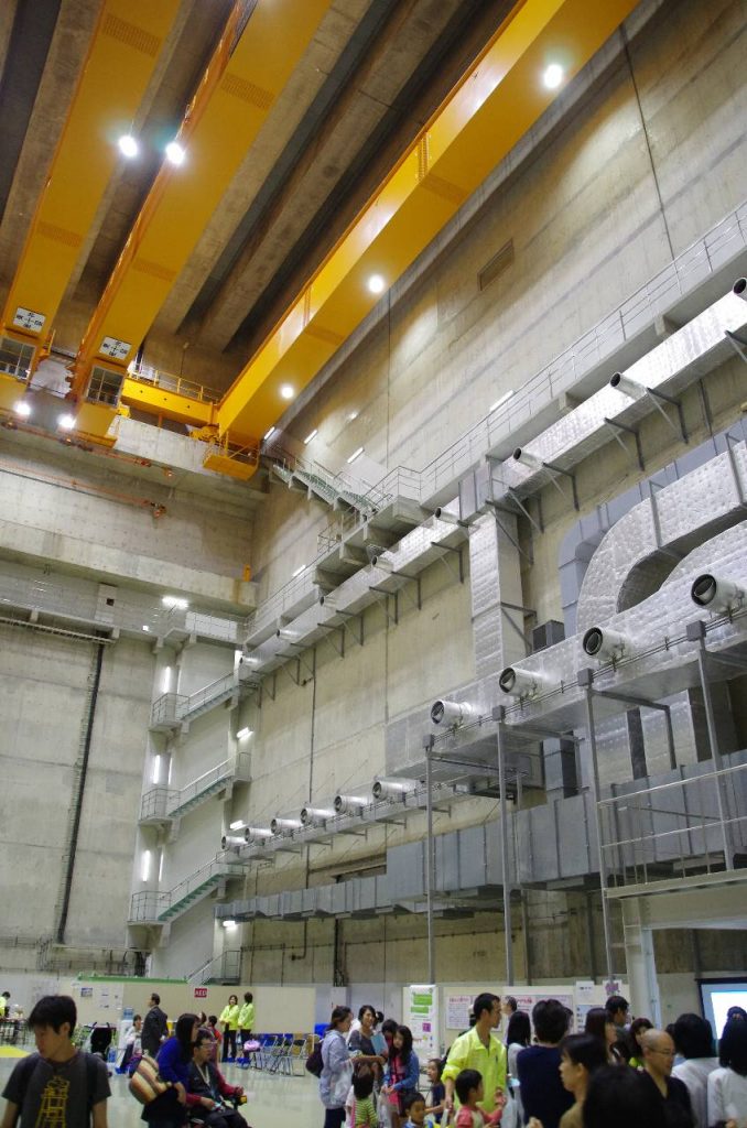 LHD が収められた建屋の内部の壁の高い位置についている窓