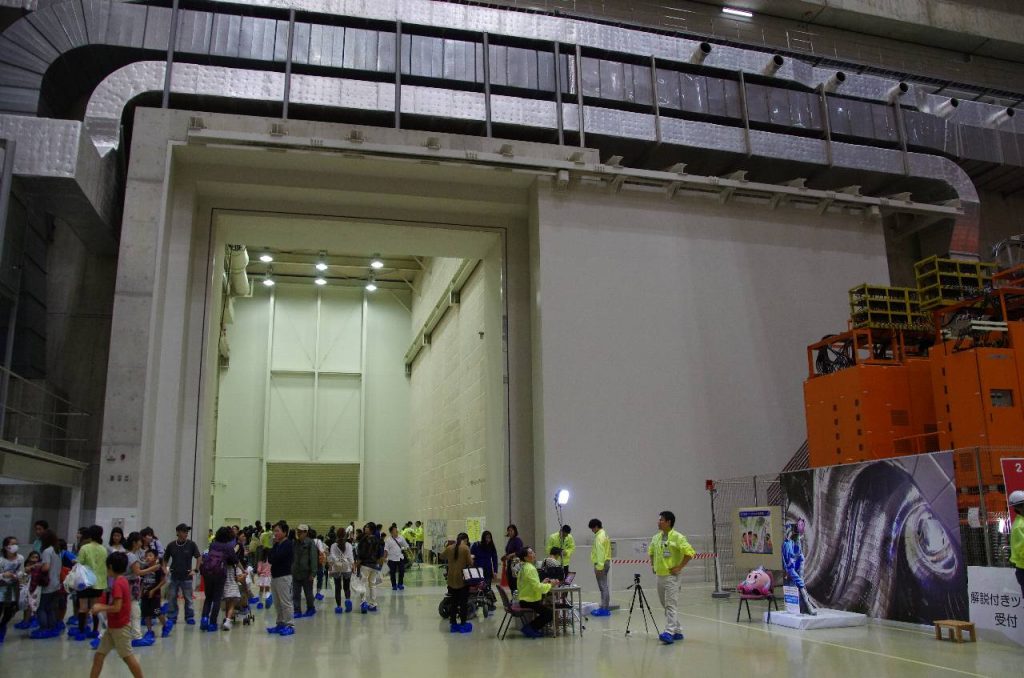 LHD の設置された部屋の巨大な開口部