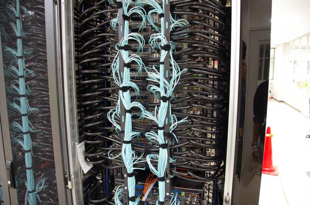 CPU を冷却する黒い配管