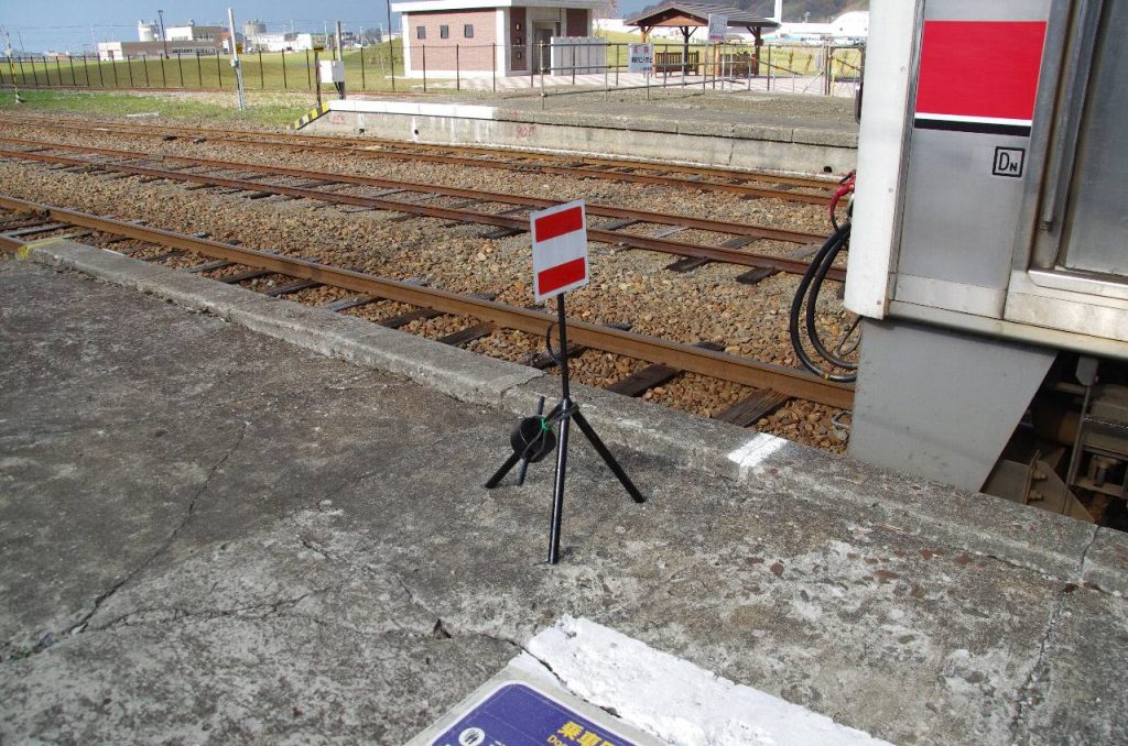 留萌駅で先頭車両の横に立てられていた謎の標識