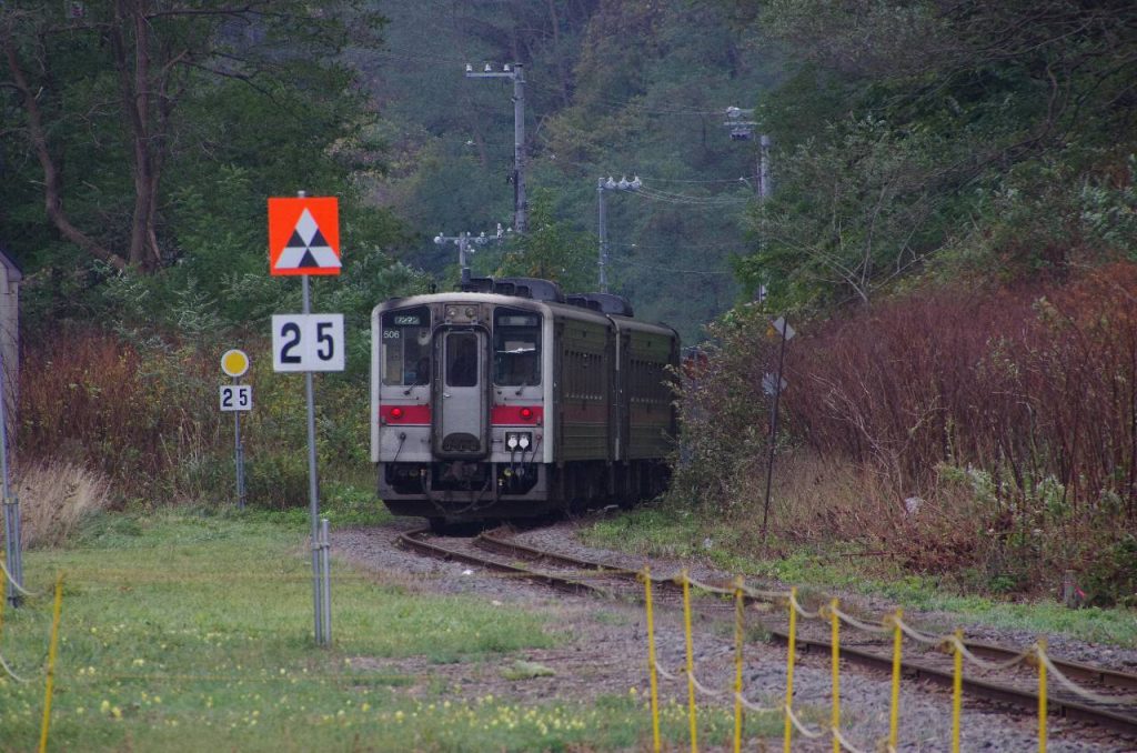 増毛駅を出発していく列車