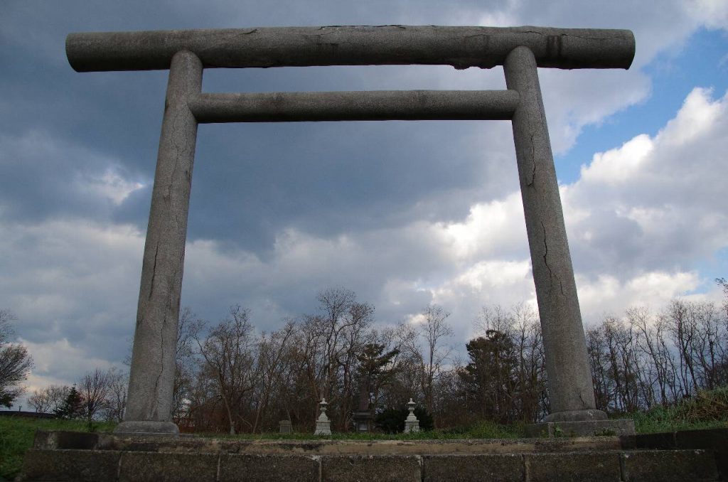 忠魂碑 (鳥居のずっと先の方にあります)