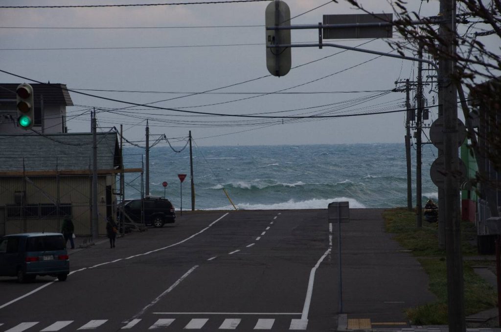 海の近くへ続く道