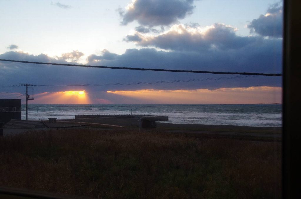 日本海に夕日が沈んでいきます