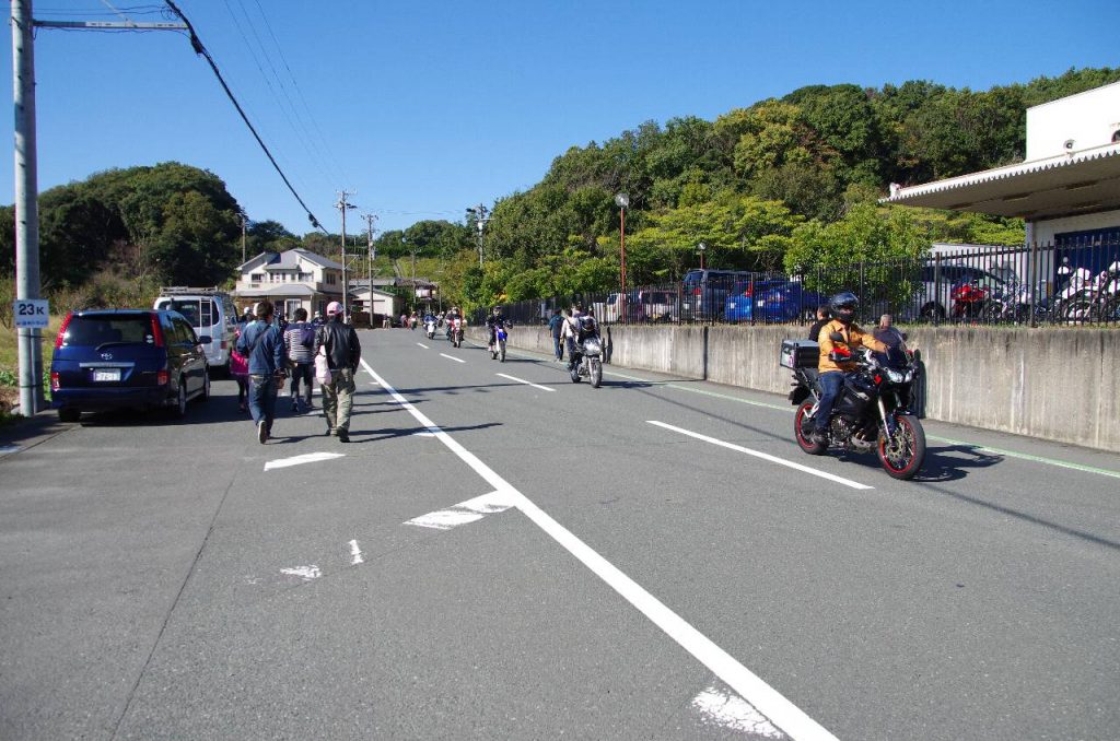 看板通りに駐車場所を目指して走っていったのに追い返され、どうしてよいかわからず右往左往するオートバイの群れ