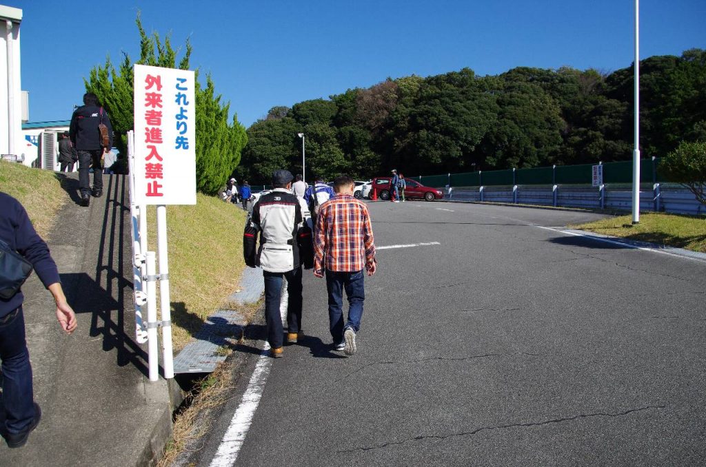 袋井テストコースは、普段は一般の人は立入り禁止で、このような看板もあります
