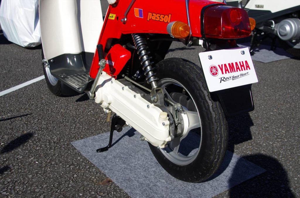片持ちでエンジン一体のユニットスイングという形式がすでに完成している