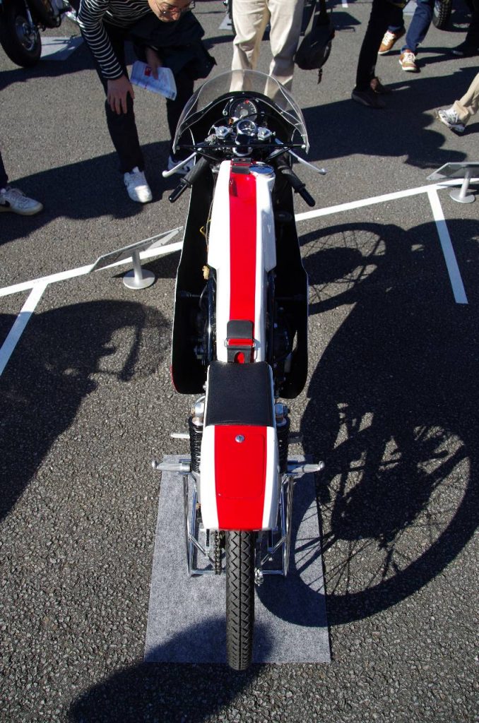 GP50 レーサー RF302 の車体を上から。細い…