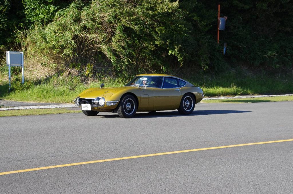 走行するトヨタ 2000GT