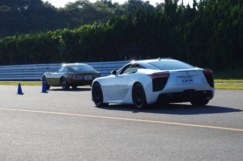 同時に走行するトヨタ 2000GT と LEXUS LFA