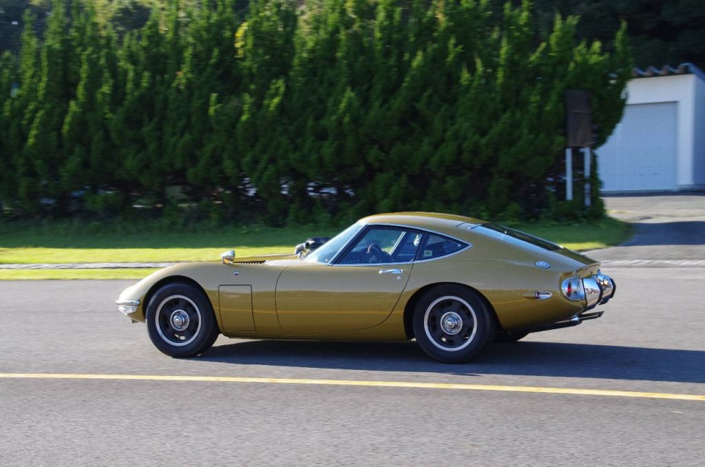 走行するトヨタ 2000GT