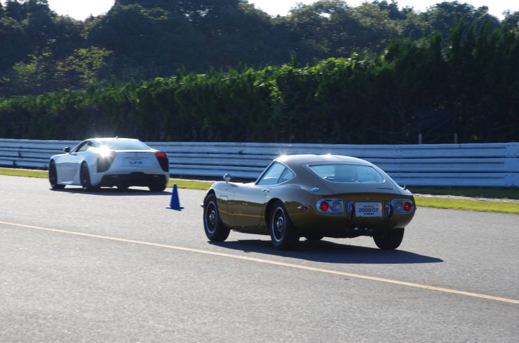 同時に走行するトヨタ 2000GT と LEXUS LFA。2 周目は位置が逆になってました