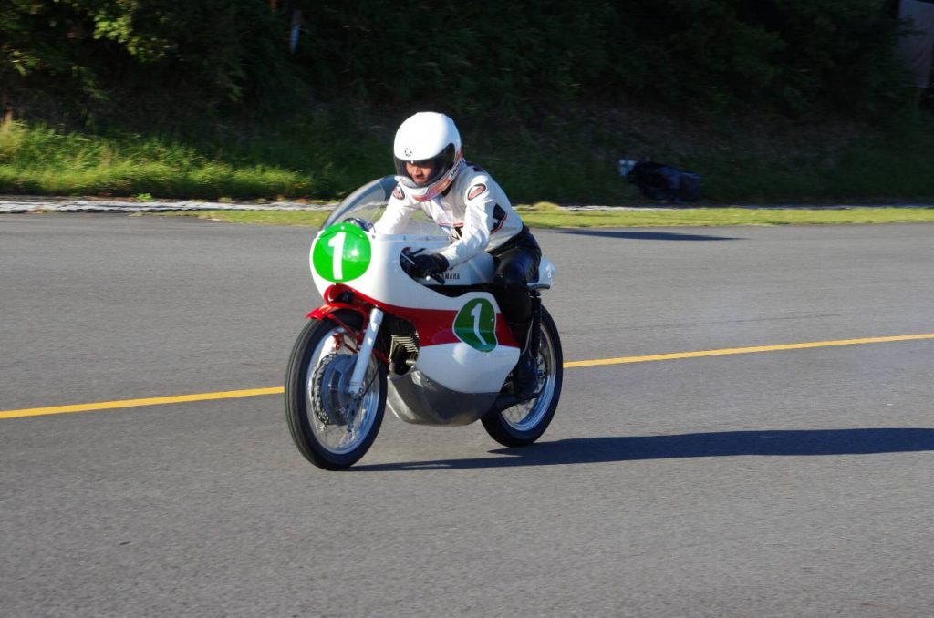 走行する RD56 (GP250 マシン)