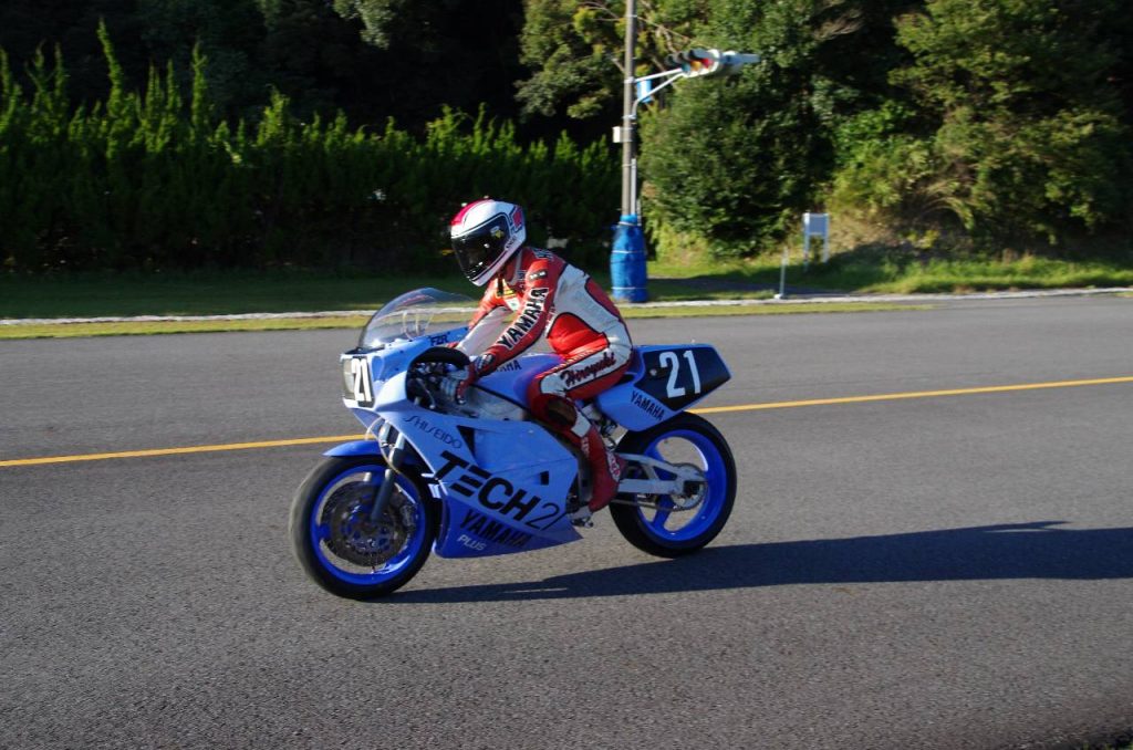 走行する TECH21 カラーの FZR750