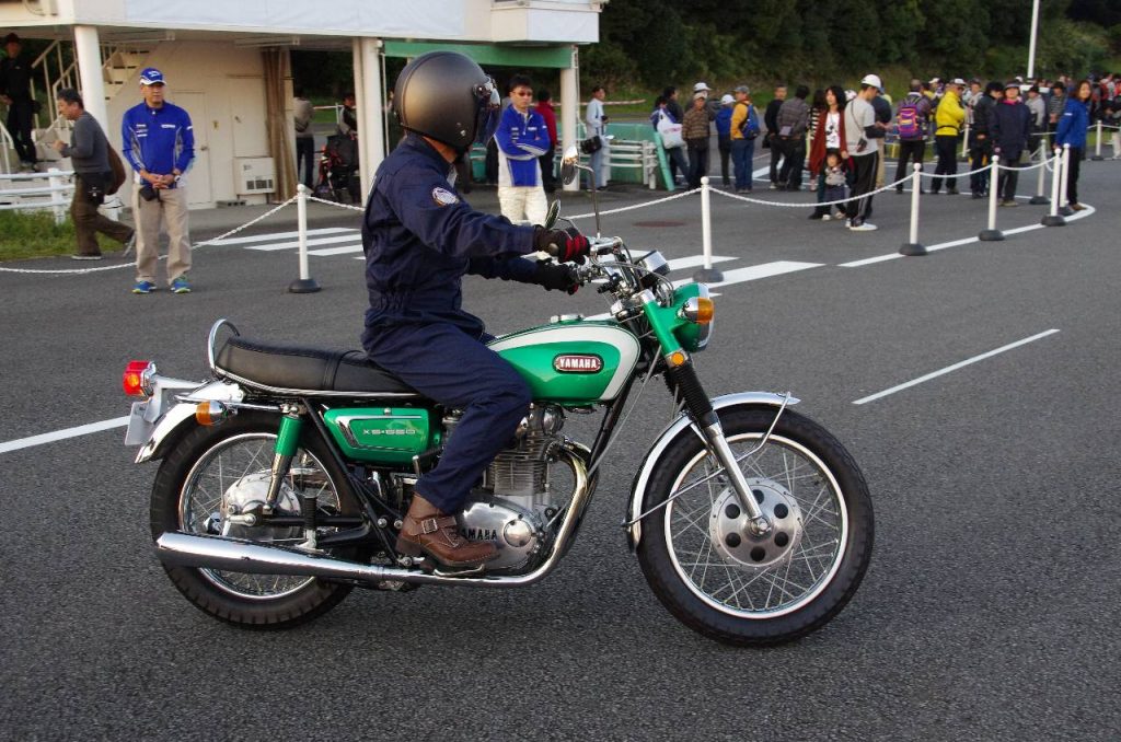 2 回目のデモ走行は、走行を終えた車両が駐車場へ入る出入口付近で見学しました