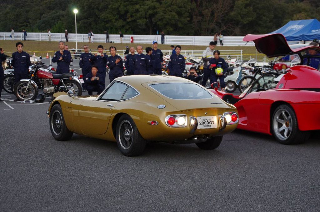 走行セッションの準備でバックするトヨタ 2000GT