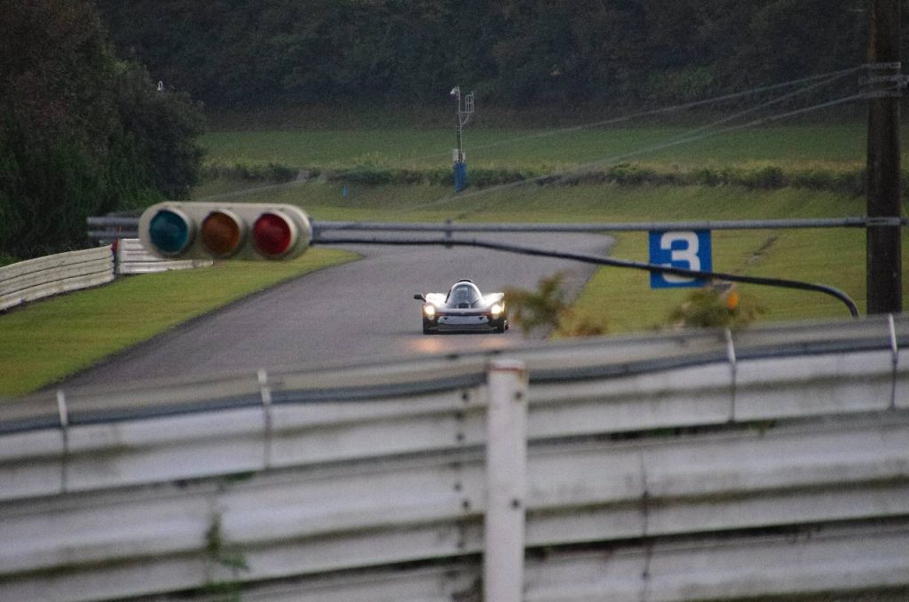 コースの裏の部分を走行する OX99-11