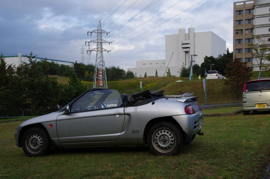 LHD の入っている建物を背景に自分のビートと記念撮影