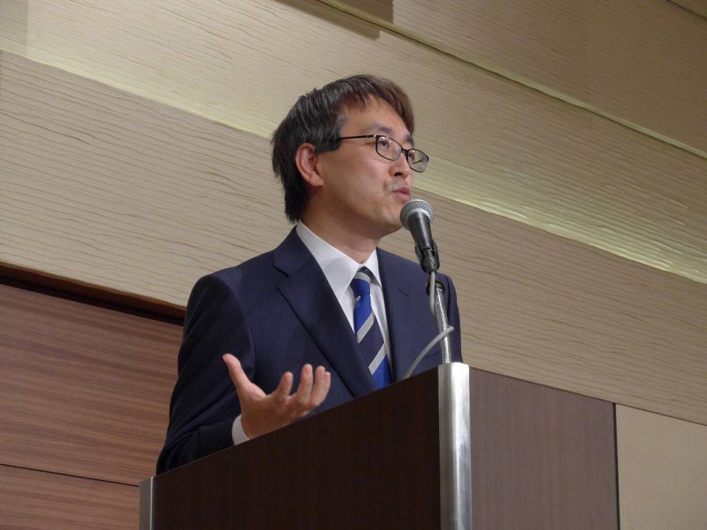 身振りも交えながらお話しをされる羽生善治三冠