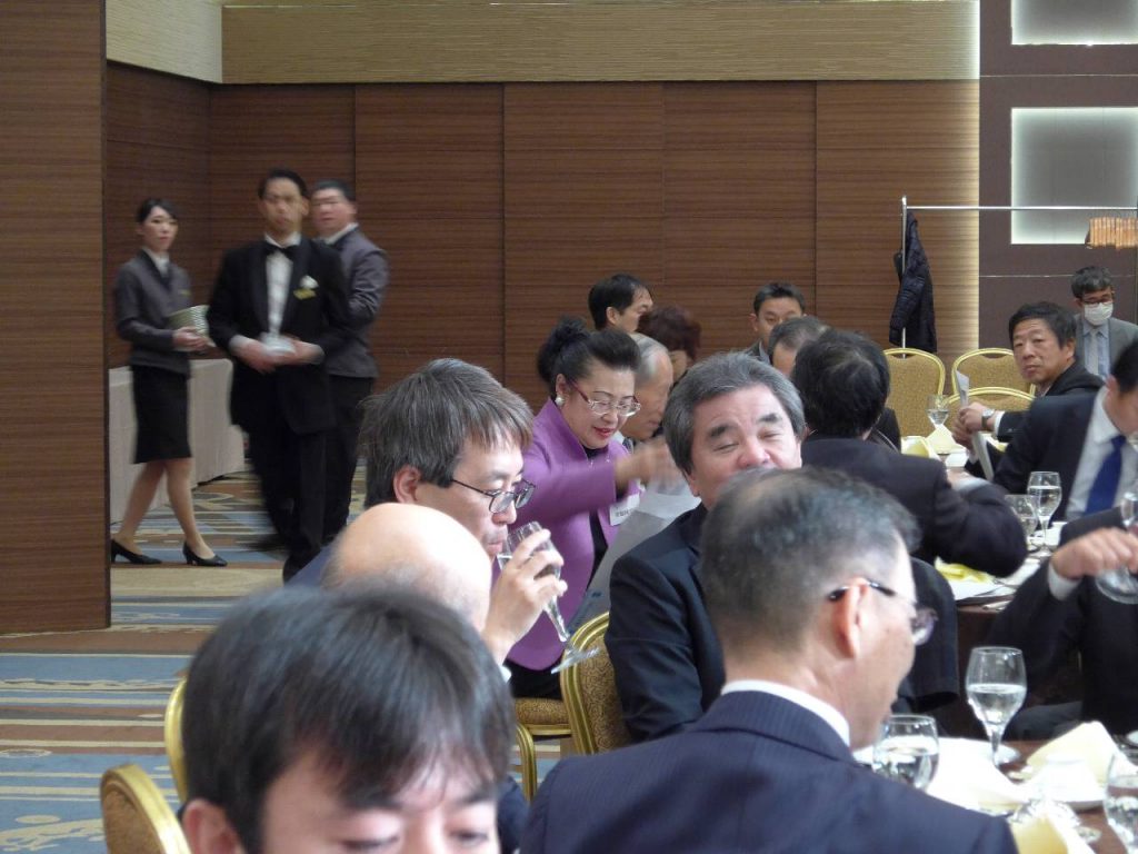 昼食に参加するため関係者席に座られた羽生善治三冠