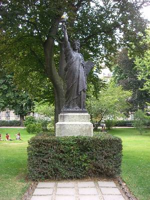 リュクサンブール公園の自由の女神像