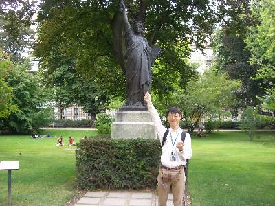 リュクサンブール公園の自由の女神像と奥村